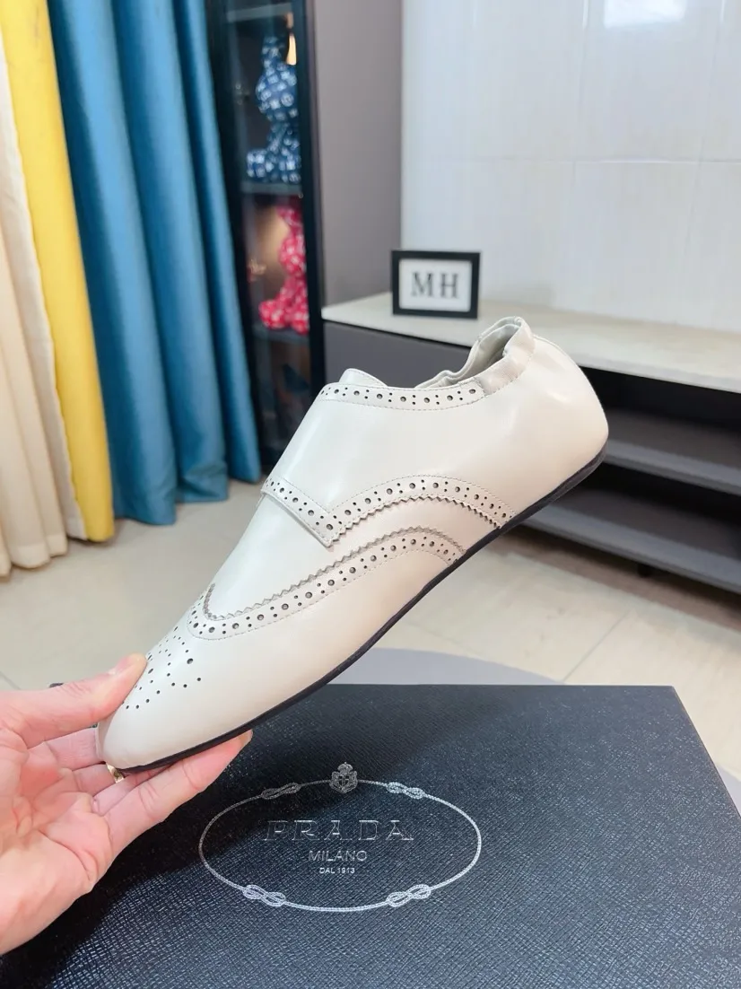 Men's shoes 💰560🌸🌸Men's shoes 💰prada/Prada New men's spliced ​​casual sports shoes. These sports shoes use exquisite stitching technology to outline a unique geometric texture, and contemporary lines and details reinterpret the classic sports style. The upper is made of ultra-official material, and the inner foot pad is made of cow leather. It is light and breathable, practical and versatile, and the outsole has a laser logo to create a comfortable wearing experience. Comes with full set of original packaging dust bag! Size: 38-44 (45 customized)